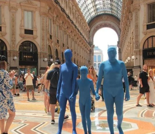 Milano, la performance di Nicola Mette a favore dei diritti LGBTQIA+