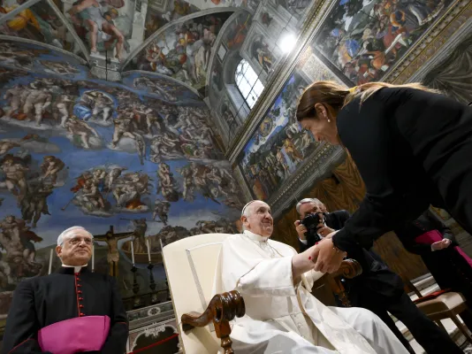 Il discorso di Papa Francesco a 200 artisti nella Cappella Sistina: «L’arte sia armonia»