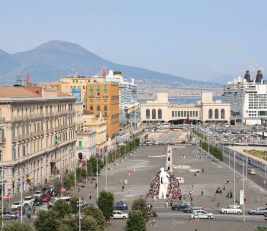 Una Venere degli Stracci fronte mare: l’installazione di Pistoletto a Napoli