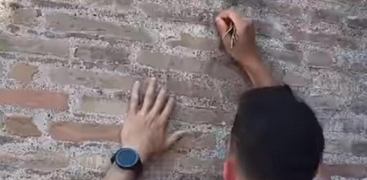 Roma: turista incide il nome della fidanzata sul muro del Colosseo. Rischia il carcere turista muro colosseo
