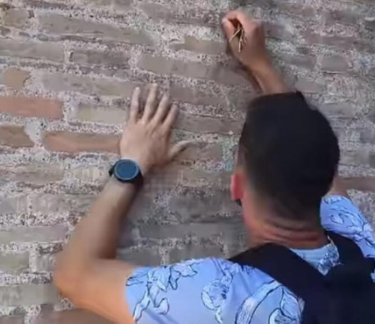 Roma: turista incide il nome della fidanzata sul muro del Colosseo. Rischia il carcere turista muro colosseo