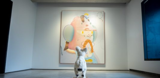 A.I.C.C.A il cane robotico di Mario Klingemann si esibisce all’Espacio SOLO di Madrid