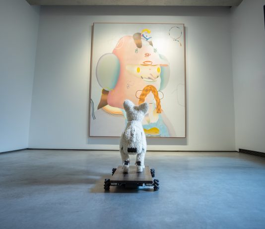 A.I.C.C.A il cane robotico di Mario Klingemann si esibisce all’Espacio SOLO di Madrid