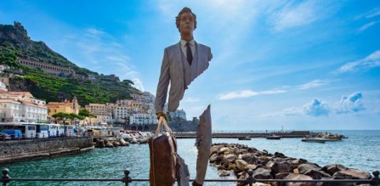 I Viaggiatori di Bruno Catalano, fino al 30 settembre sul lungomare di Amalfi