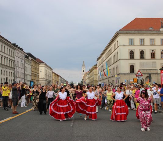 La Parade di Marinella Senatore a Monaco: lo spazio dell’arte come luogo di libertà e solidarietà