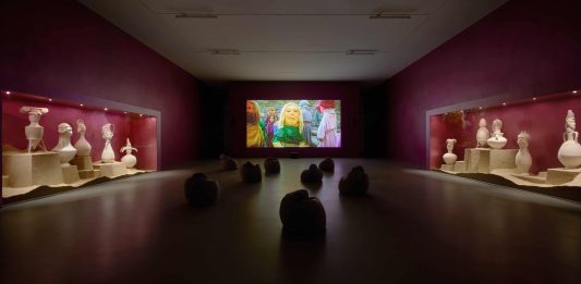 Alla galleria Lia Rumma di Milano va in scena il teatro fiabesco e mitologico della storia