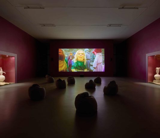 Alla galleria Lia Rumma di Milano va in scena il teatro fiabesco e mitologico della storia