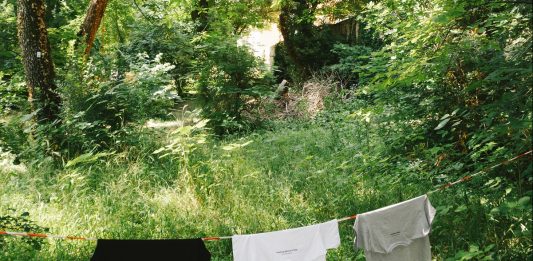 Cambiare il mondo è una parola, con le t-shirt d’artista di Contemporary Caring