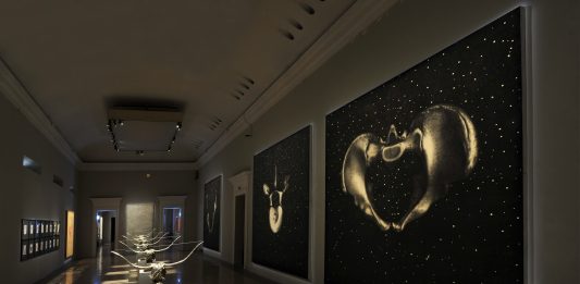 Tra le stelle di Omar Galliani. Un viaggio nel tempo sospeso del “disegno infinitissimo”