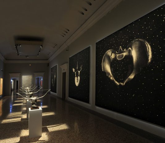 Tra le stelle di Omar Galliani. Un viaggio nel tempo sospeso del “disegno infinitissimo”