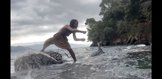Acqua e ritualità collettiva femminile: la mostra di Carolina Mazzolari a Venezia