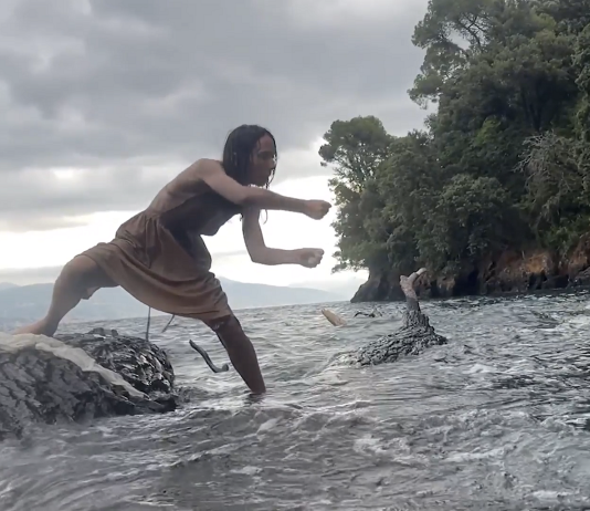 Acqua e ritualità collettiva femminile: la mostra di Carolina Mazzolari a Venezia