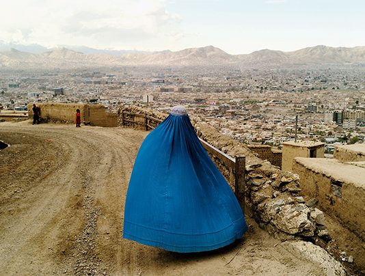 Un viaggio visuale attraverso il senso del sacro: Monika Bulaj al Magazzino delle Idee di Trieste