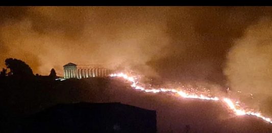 Sicilia, in fiamme l’antica Segesta: 500mila euro per la messa in sicurezza