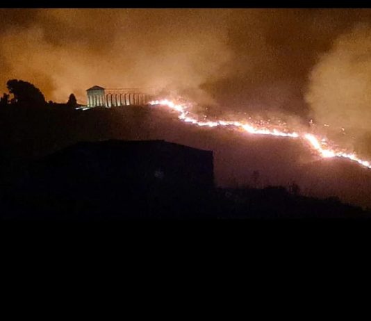 Sicilia, in fiamme l’antica Segesta: 500mila euro per la messa in sicurezza