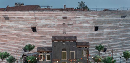 La solitudine del buffone: il Rigoletto di Antonio Albanese all’Arena di Verona Antonio Albanese rigoletto