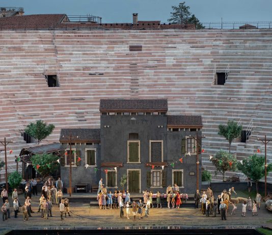 La solitudine del buffone: il Rigoletto di Antonio Albanese all’Arena di Verona Antonio Albanese rigoletto