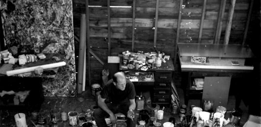 Il pavimento dello storico studio di Jackson Pollock diventa un’opera d’arte NFT Jackson Pollock nel suo Studio a East Hampton, New York. Photo: Hans Namuth. Courtesy of Pollock-Krasner House and Study Center