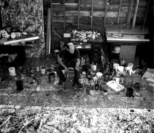 Il pavimento dello storico studio di Jackson Pollock diventa un’opera d’arte NFT Jackson Pollock nel suo Studio a East Hampton, New York. Photo: Hans Namuth. Courtesy of Pollock-Krasner House and Study Center