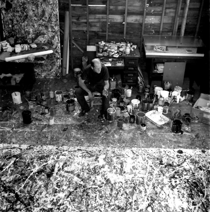 Jackson Pollock nel suo Studio a East Hampton, New York. Photo: Hans Namuth. Courtesy of Pollock-Krasner House and Study Center