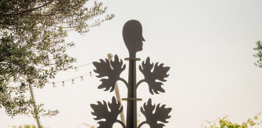 Vite umane, vite vegetali: l’ultima opera di Agostino Iacurci immersa tra i colli abruzzesi