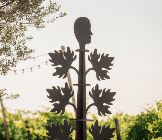 Vite umane, vite vegetali: l’ultima opera di Agostino Iacurci immersa tra i colli abruzzesi