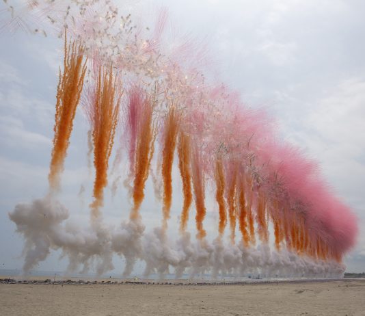 La performance in Giappone di Cai Guo-Qiang, l’artista che dipinge nel cielo con i fuochi d’artificio