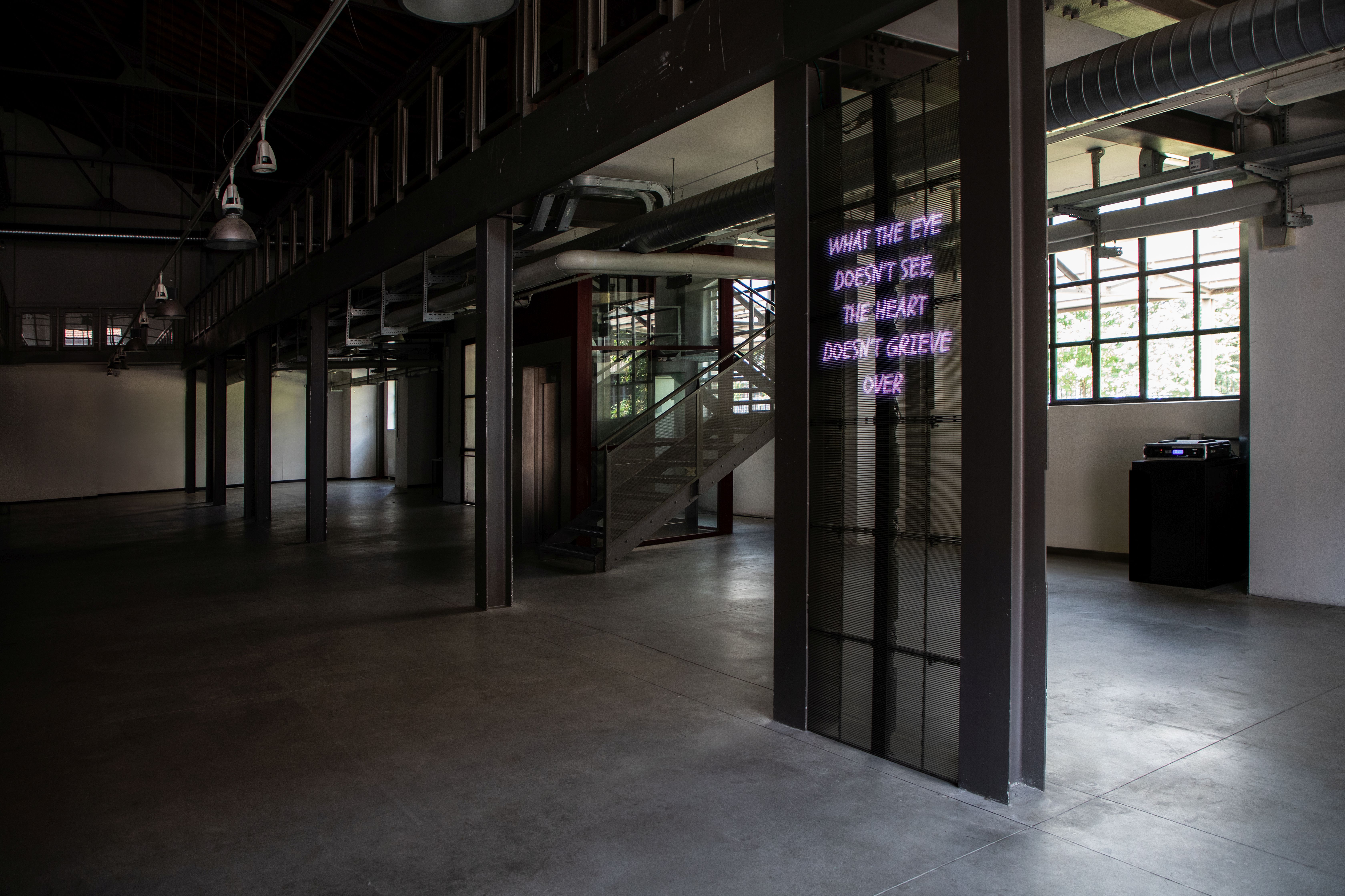 GIOVANNA REPETTO Shimmer Shine, 2023 Video su ledwall trasparente, 2’ 300x100 cm installation view pH. Fabrizio Spucches, courtesy l’artista