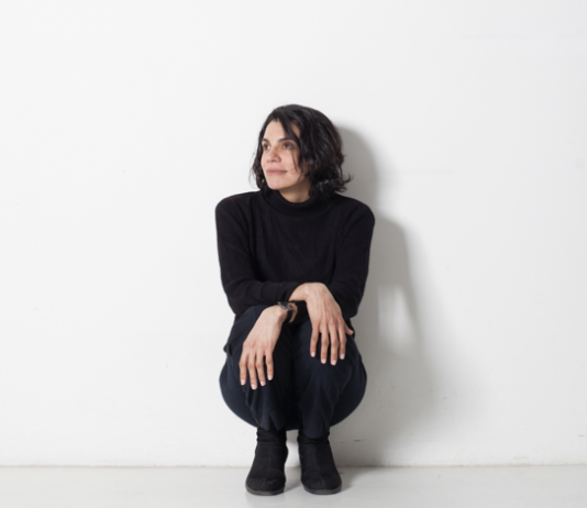 Zasha Colah è la curatrice della Biennale d’arte di Berlino 2025