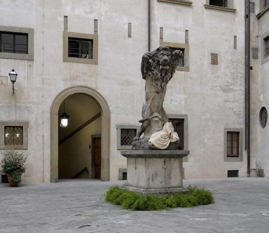 Il Leone di Francesco Vezzoli per Palazzo Vecchio entra nella collezione permanente di Firenze