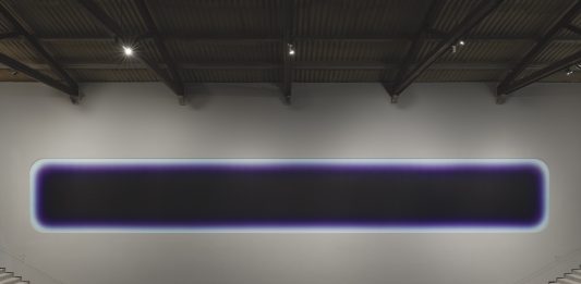 Il minimalismo ipnotico di Jonny Niesche per ripensare la movida di Ibiza