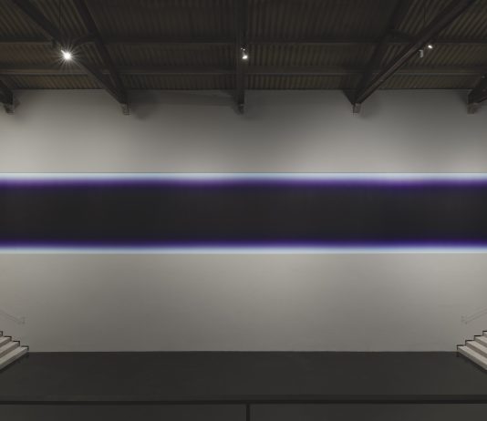 Il minimalismo ipnotico di Jonny Niesche per ripensare la movida di Ibiza