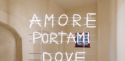 Cartoline dall’estate: Albisola per Raffaella Cortese Marcello Maloberti, Amore portami dove sono, 2022. Courtesy dell’artista e di Galleria Raffaella Cortese, Milano – Albisola Superiore. Foto: Andrea Rossetti