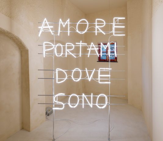 Cartoline dall’estate: Albisola per Raffaella Cortese Marcello Maloberti, Amore portami dove sono, 2022. Courtesy dell’artista e di Galleria Raffaella Cortese, Milano – Albisola Superiore. Foto: Andrea Rossetti