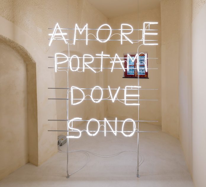 Marcello Maloberti, Amore portami dove sono, 2022. Courtesy dell’artista e di Galleria Raffaella Cortese, Milano – Albisola Superiore. Foto: Andrea Rossetti Marcello Maloberti, Amore portami dove sono, 2022. Courtesy dell’artista e di Galleria Raffaella Cortese, Milano – Albisola Superiore. Foto: Andrea Rossetti