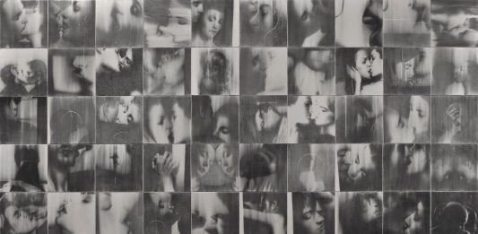 Silenziosa, onirica, sospesa: la mostra di Omar Galliani a Milano Omar Galliani, Baci rubati / Covid 19, 2020, carboncino e grafite su tela, 300x500 cm