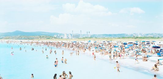 L’estate nei ritratti di Massimo Vitali, tra cultura balneare e festival