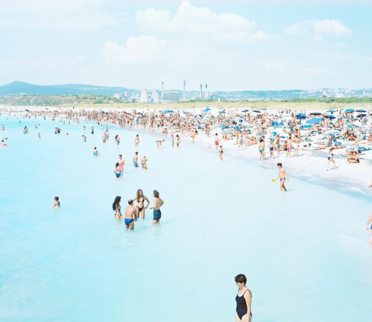L’estate nei ritratti di Massimo Vitali, tra cultura balneare e festival