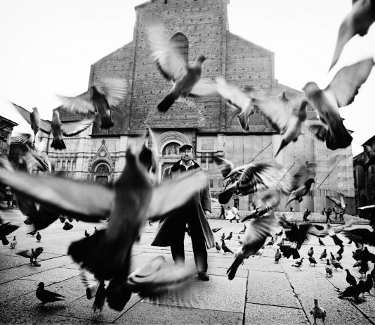 “Gli ingredienti dei miei scatti? Azzardo e Incoscienza”. Il “fotografo rock” Guido Harari in mostra a Ferrara