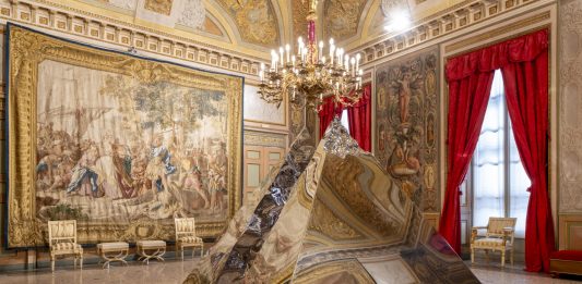 Eterea e potente, la reggia allo specchio di Helidon Xhixha