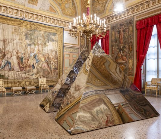 Eterea e potente, la reggia allo specchio di Helidon Xhixha