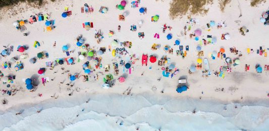 Lo spirito della vacanza italiana nella ricerca fotomaterica di Jacopo di Cera
