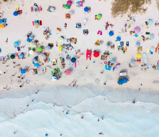 Lo spirito della vacanza italiana nella ricerca fotomaterica di Jacopo di Cera