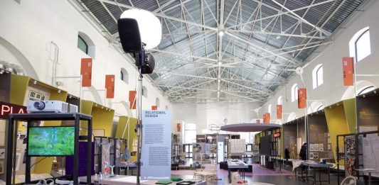 Cosa vuol dire progettare il design secondo le nuove generazioni. La mostra a Milano