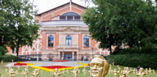 100 statuette dorate di Wagner dell’artista Ottmar Hörl sono scomparse statuette Ottmar Hörl