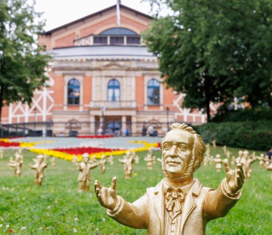 100 statuette dorate di Wagner dell’artista Ottmar Hörl sono scomparse statuette Ottmar Hörl