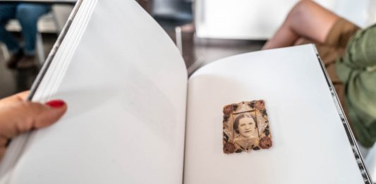 Spettri di famiglia. Ulrich Lebeuf racconta il suo ultimo libro fotografico