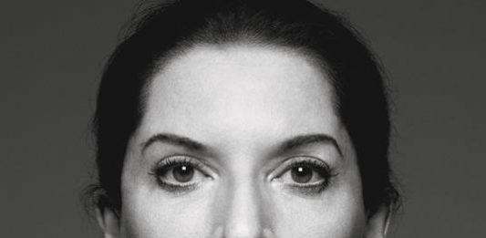 Un libro al giorno. Attraversare i muri. Un’autobiografia di Marina Abramovic