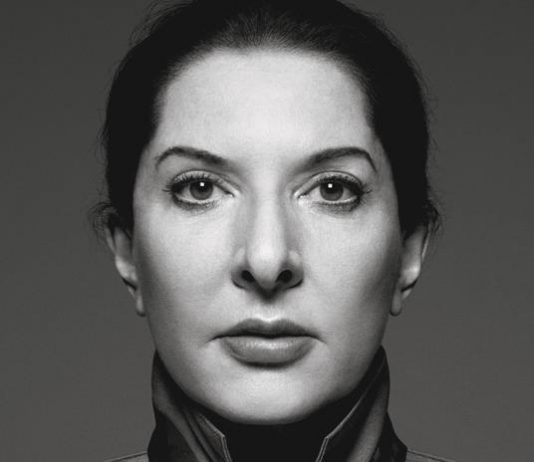 Un libro al giorno. Attraversare i muri. Un’autobiografia di Marina Abramovic