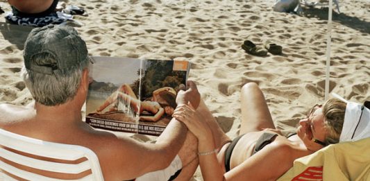 Tutti i colori dell’estate nelle fotografie di Martin Parr